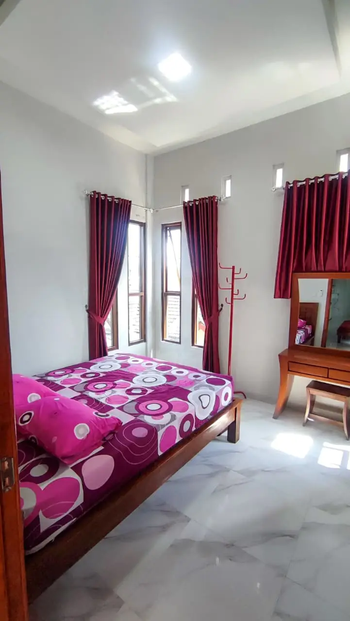 Kamar Tidur Utama Bersih dan Nyaman Homestay Mertoyudan